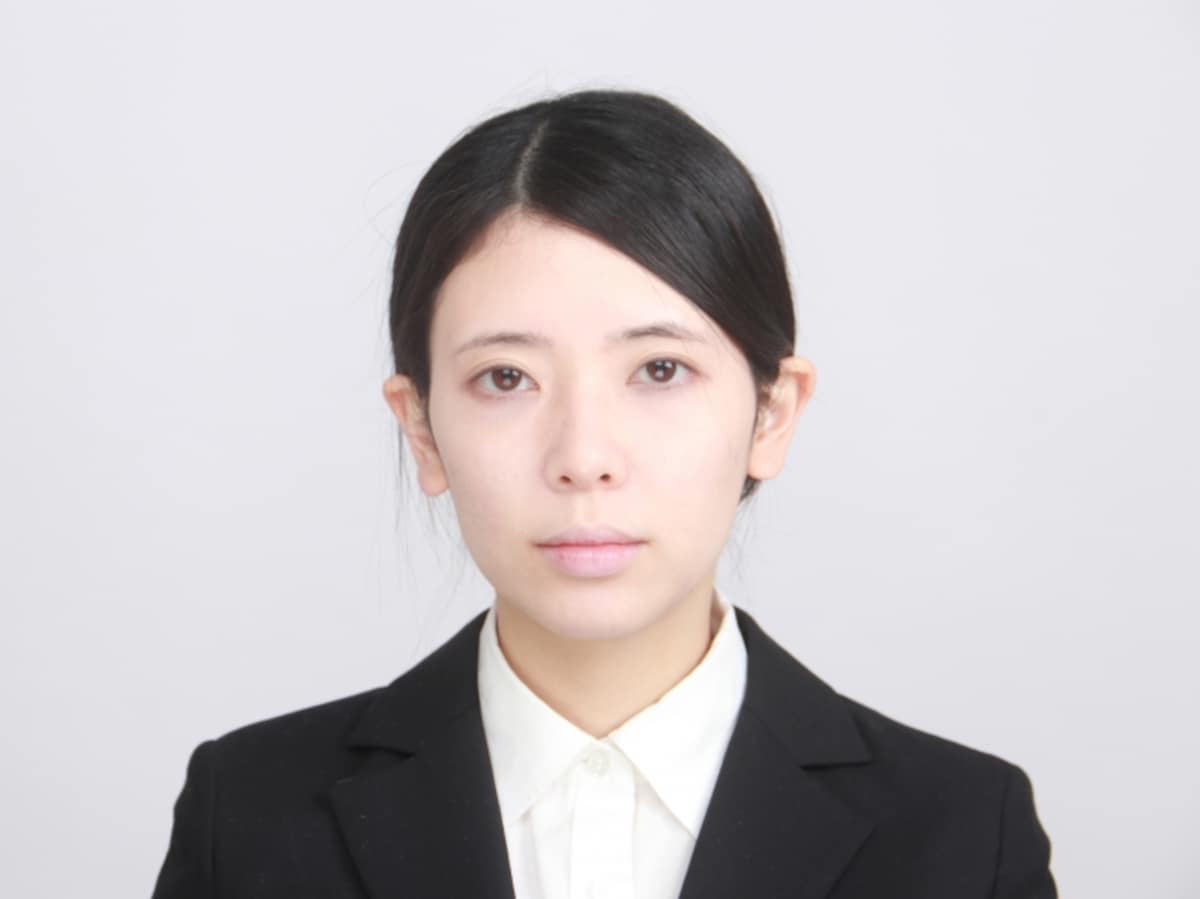 金融系メイクのビフォー。メイクが薄い