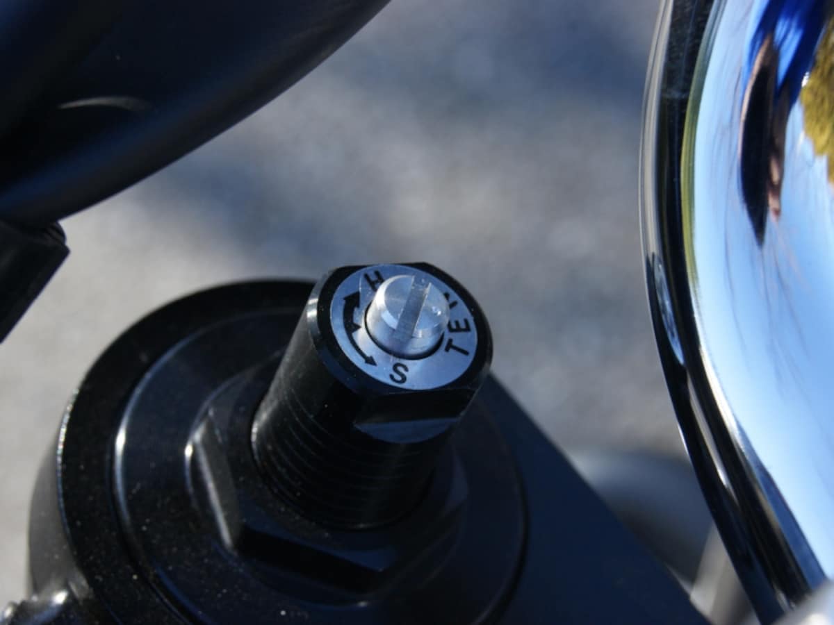 CB1300SFのフロントフォークは調整機構が備わっている