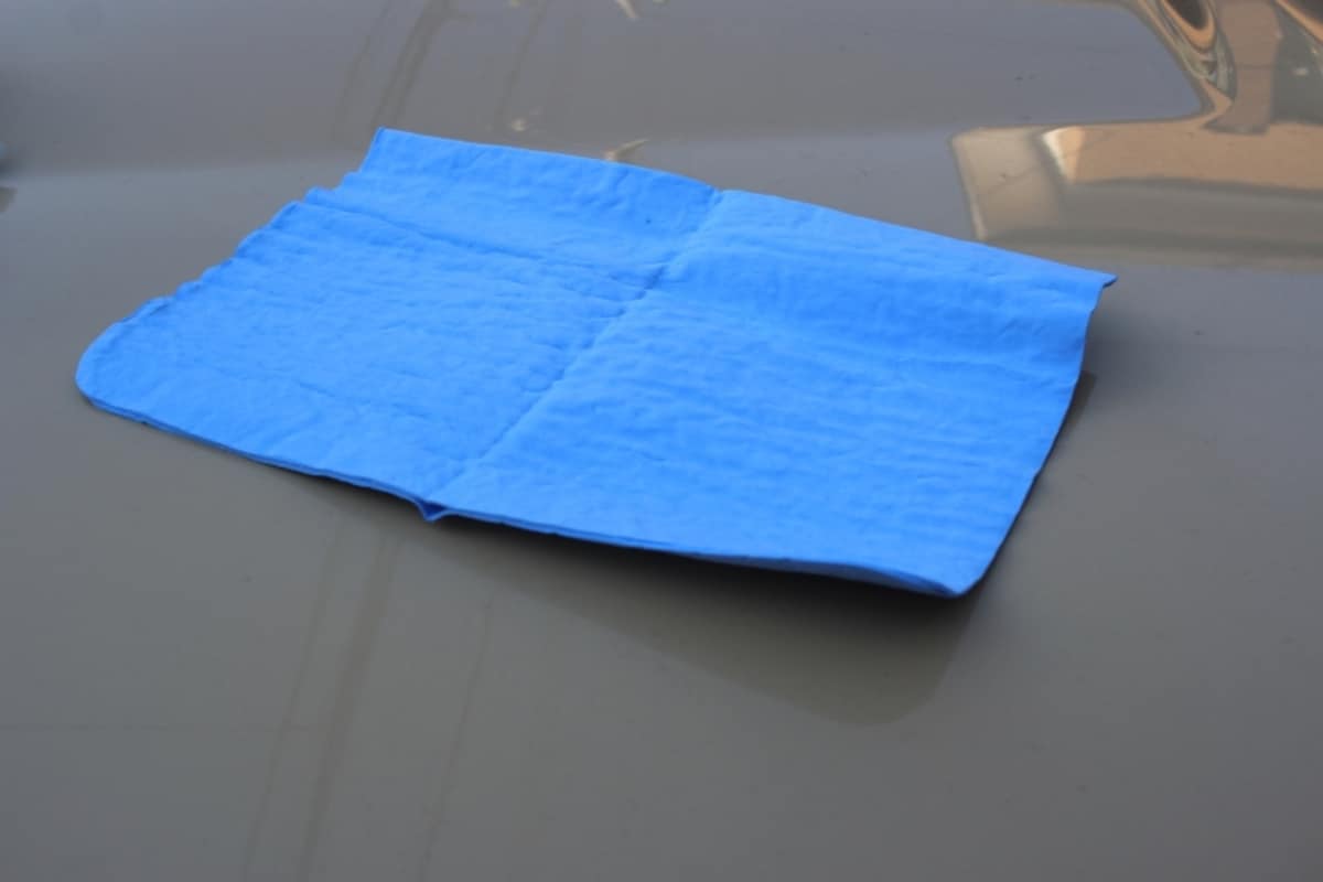 洗車後の水滴を拭き取るのに使用します。私は100円位で購入しました。