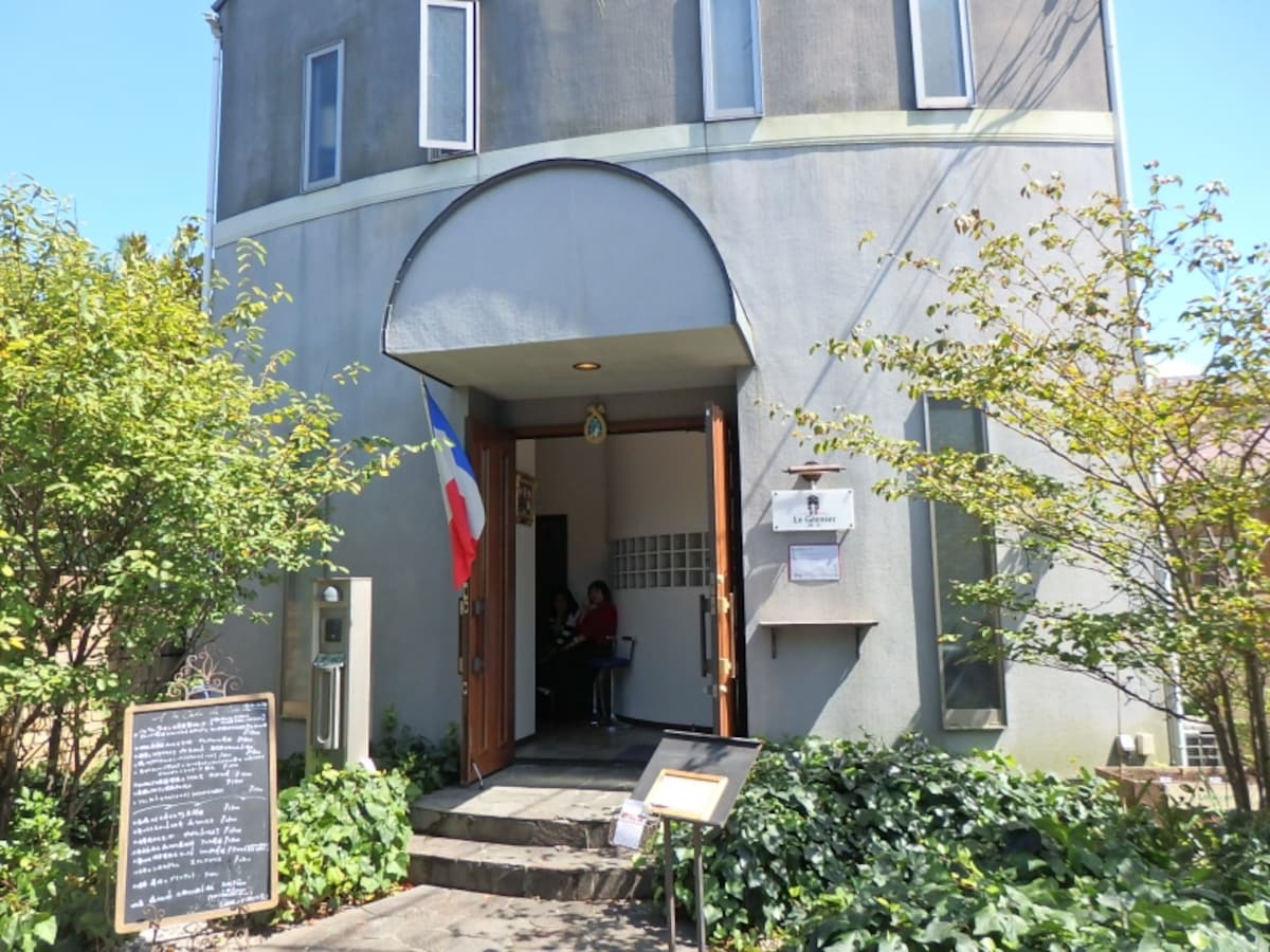 趣ある路地の一角にあるル グルニエ