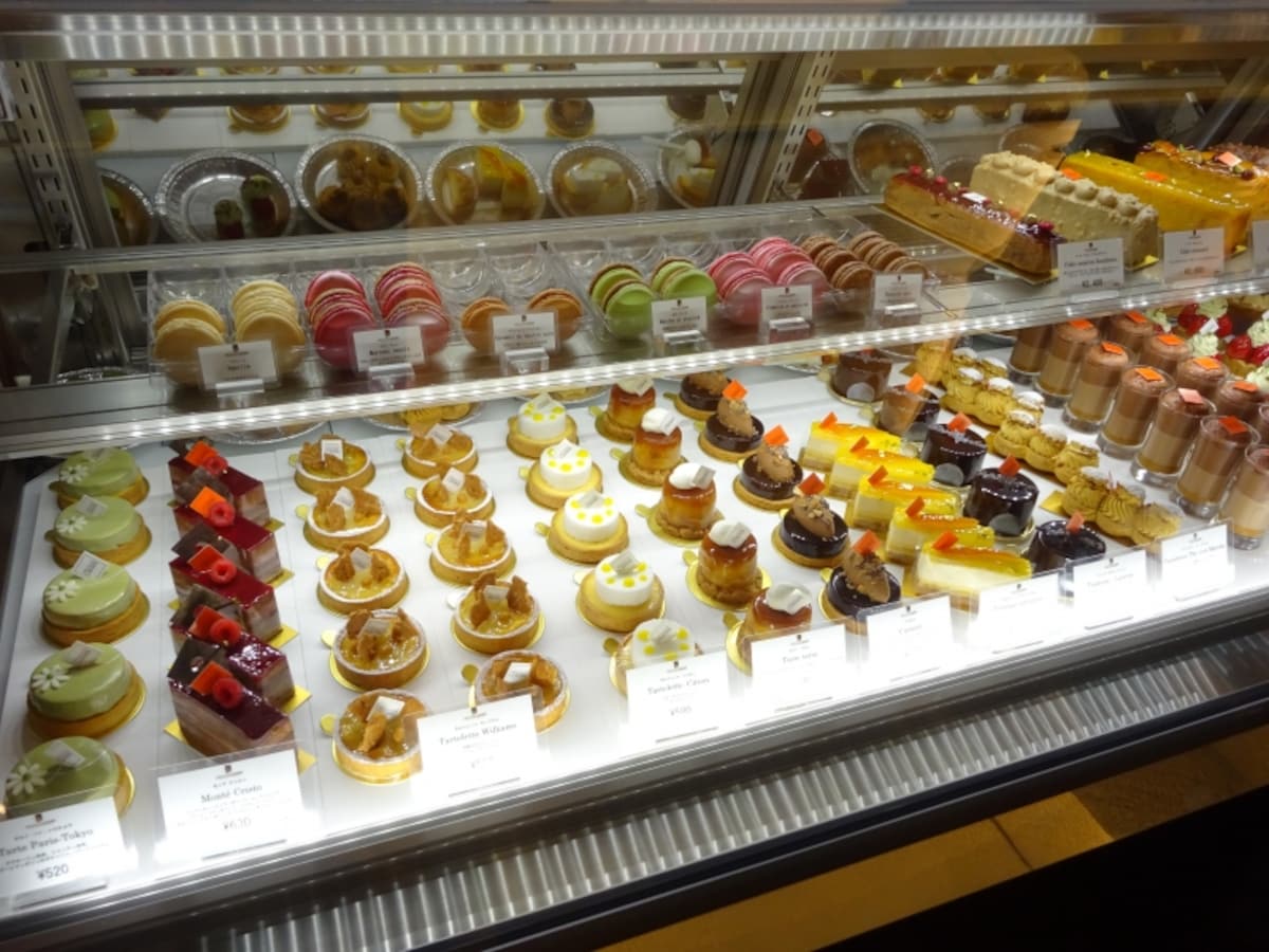 「アルノー・ラエール 広尾本店」に並ぶ生ケーキやパウンドケーキ、マカロンなど