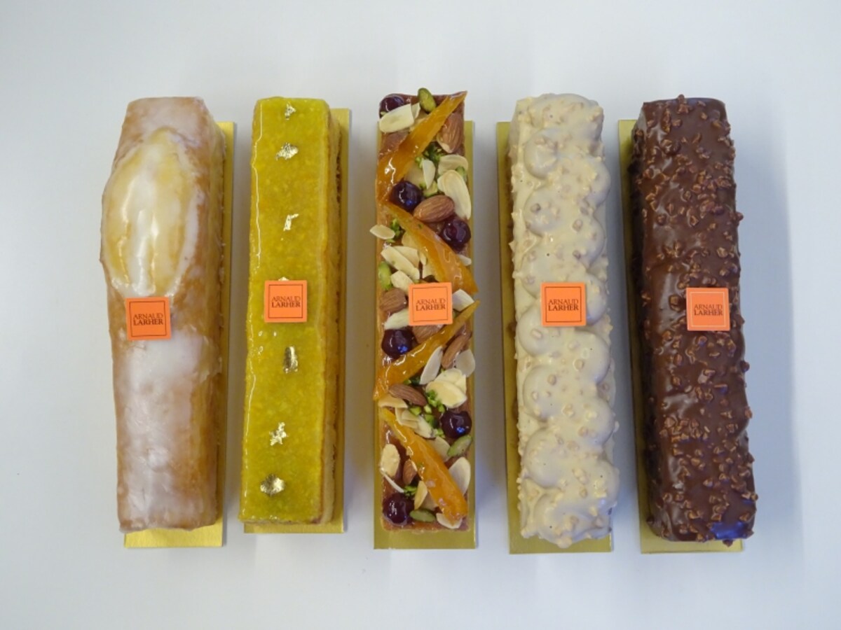「アルノー・ラエール 広尾本店」に並ぶケーク類。左から「ケーク シトロン」（税込1,900円）、「ケーク オランジュ」（税込2,500円）、「ケーク フリュイ」（税込2,500円）、「ケーク キャラメル」（税込2,800円）、「ケーク ジャンドゥージャ」（税込2,800円）