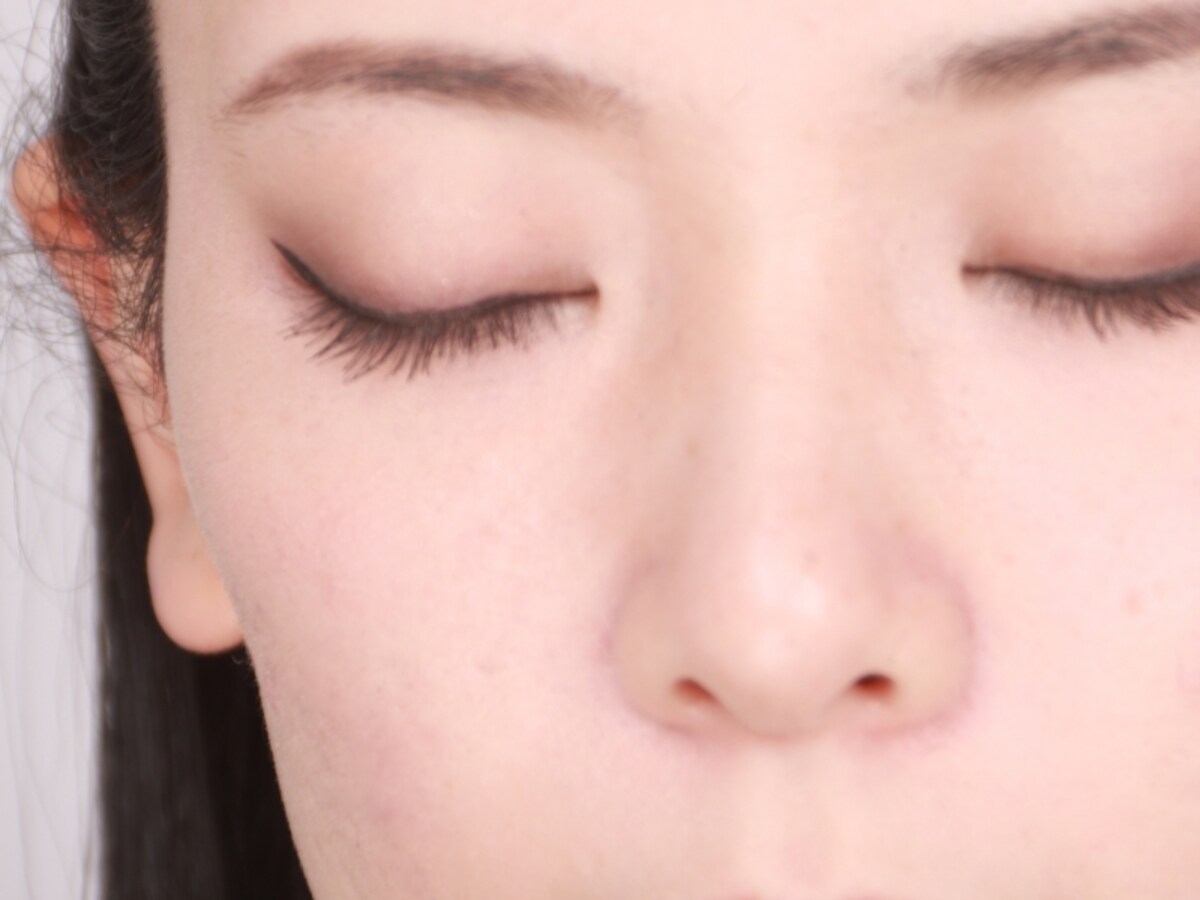 目の下～頬の高い部分は明るく、厚みもつける