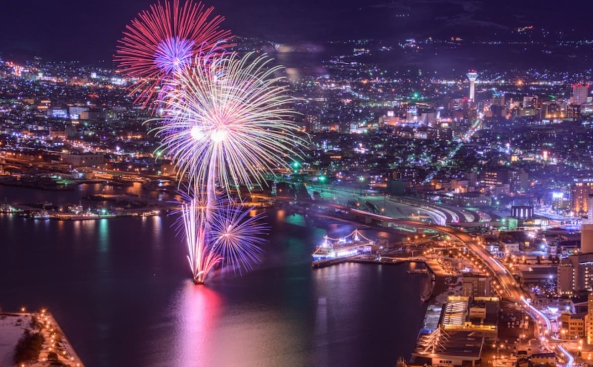 函館海上冬花火の開催中は函館夜景もさらに美しく