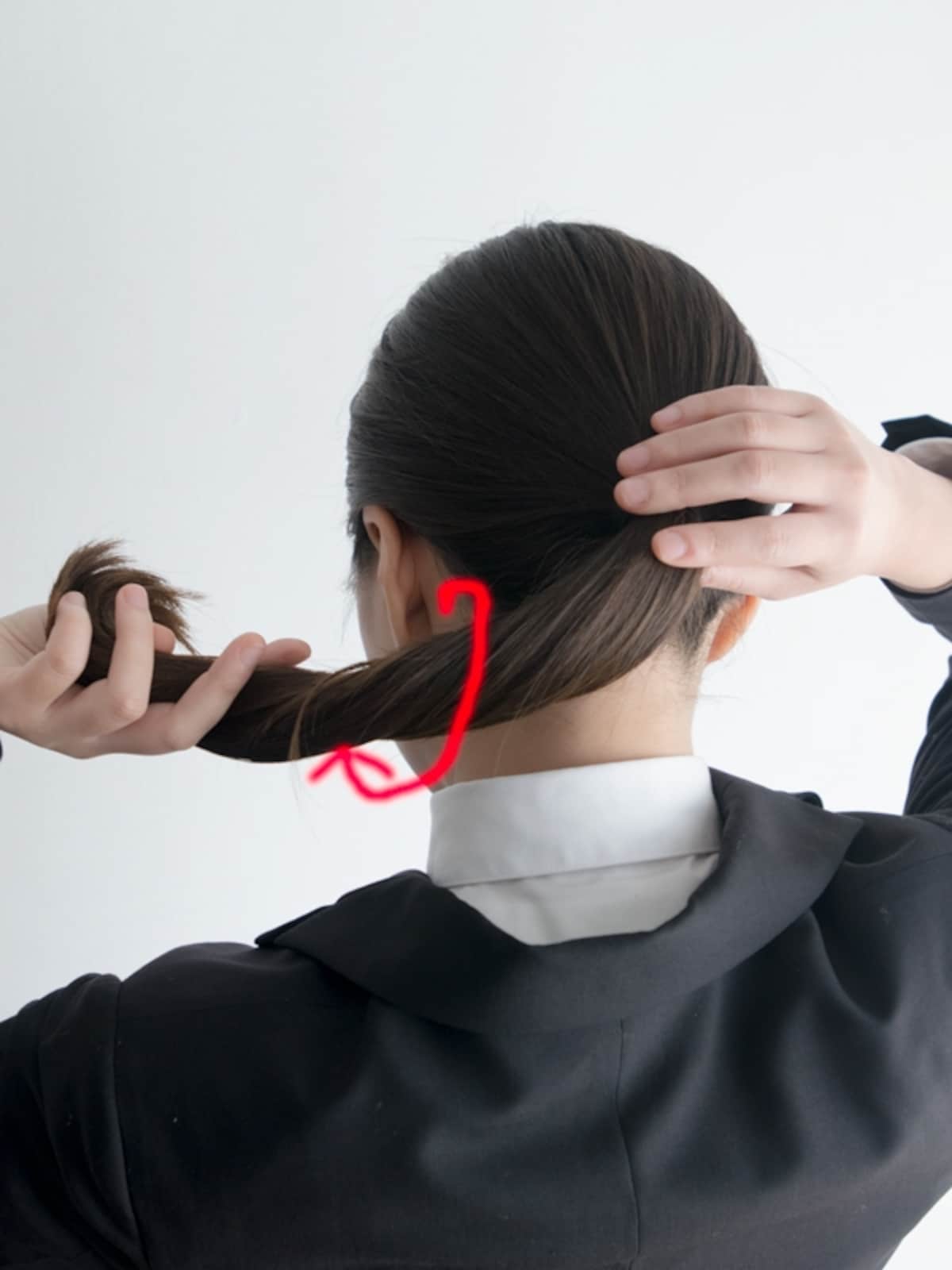 毛束にワックスをつけてからねじることで、就活用のお団子の髪型が崩れにくくなる