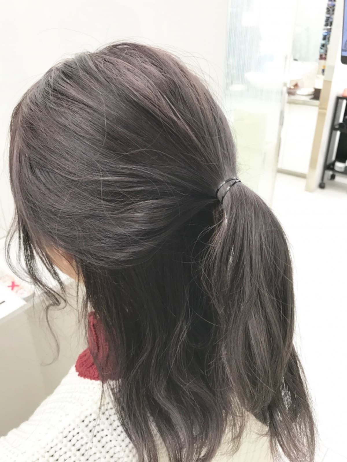 耳上の髪をざっくり一つに結ぶ