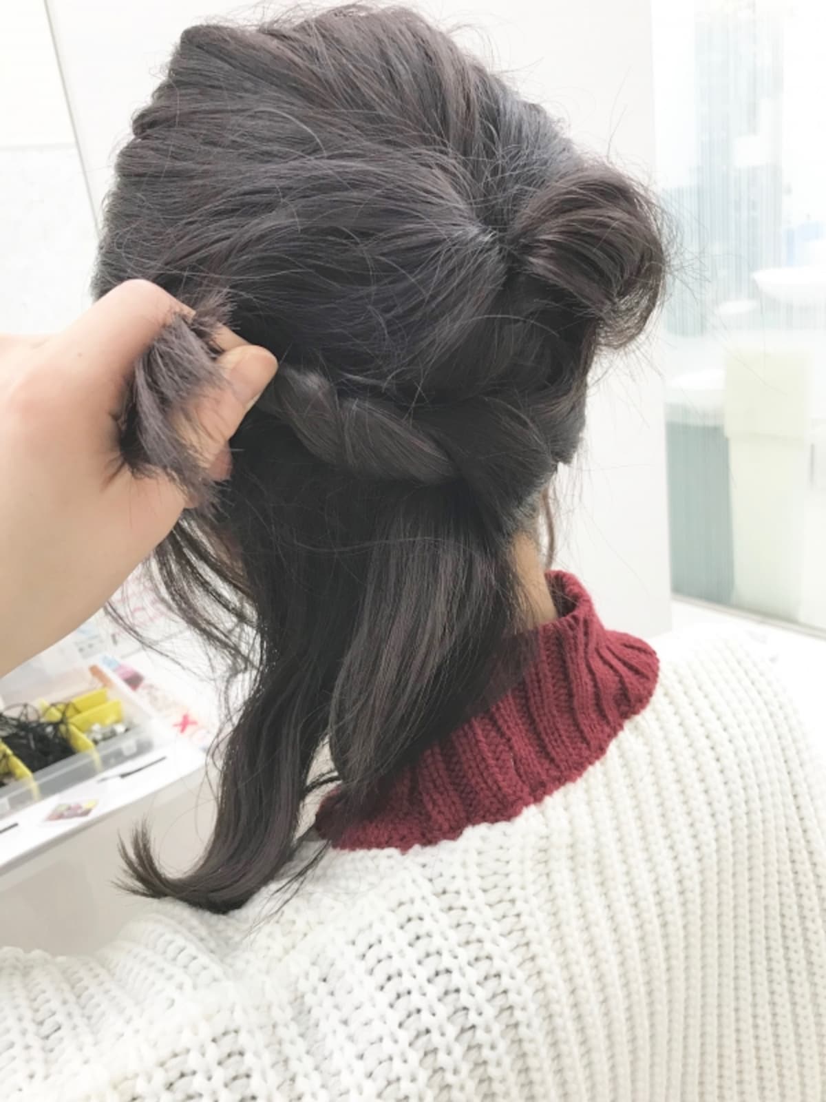 片方をねじりながら逆側へ