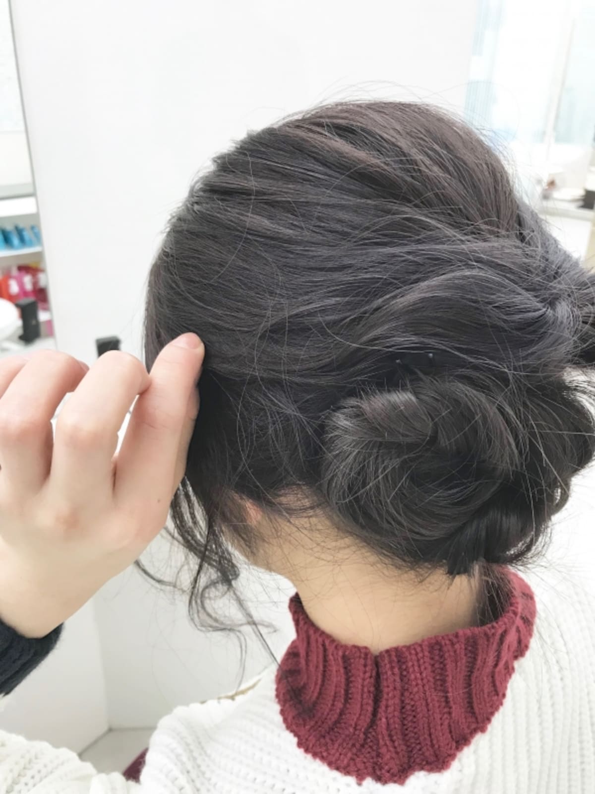 顔周りに後れ毛を残してラフ感をプラス