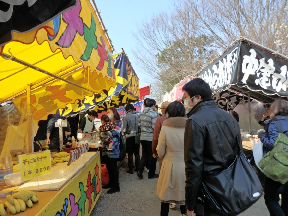 元荒川の土手に並ぶ露天