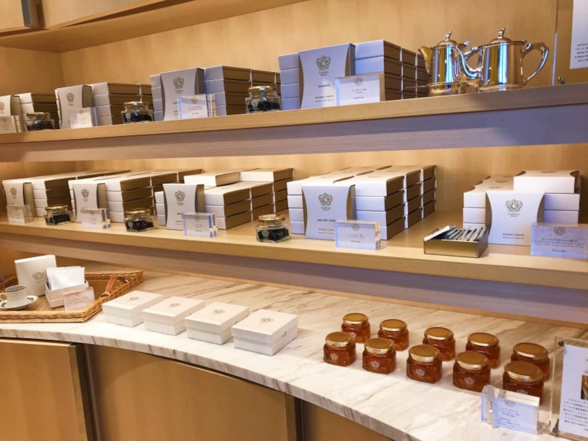 白を基調にしたパッケージ(スイーツギフト専門店「カドー」)