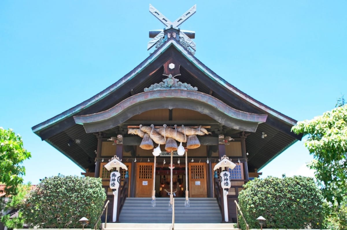 御本殿は出雲大社と同じ「大社造り」と呼ばれる日本最古の神社建築様式
