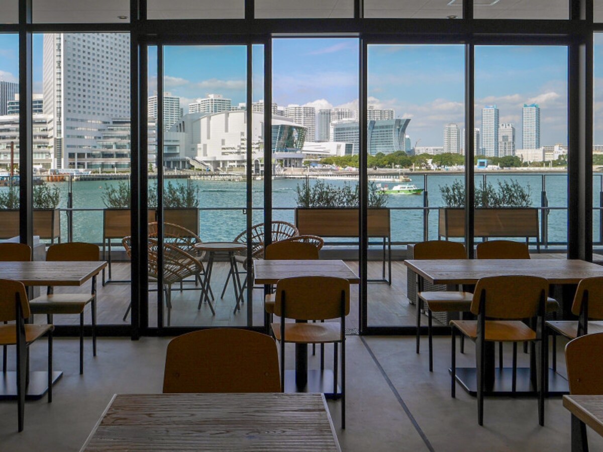 カフェスペースからは海がのぞめます（2019年10月28日撮影）