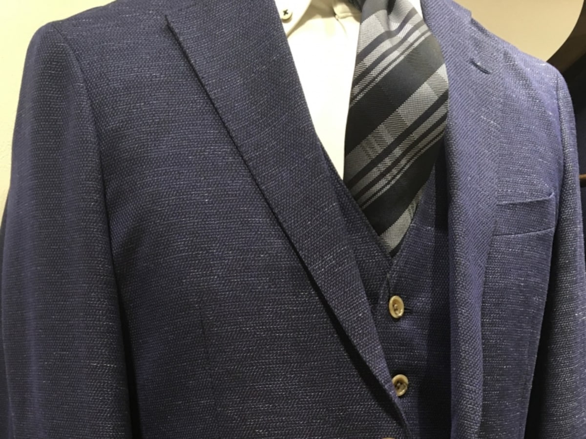 授業参観にスーツでいくことはアリでしょうか？　正装している感はありますが、ビジネスファッションのカジュアル化が進む今の時代に合っているのでしょうか？　少し堅い印象に見えるのかもしれません。