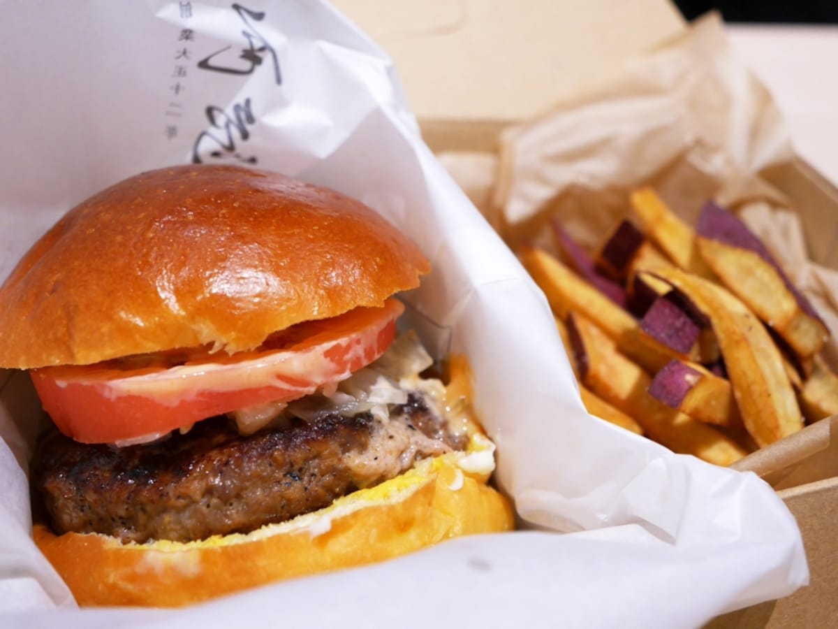 尾島バーガー(画像はセット1140円)……国産牛肉100%のパティ、フレッシュトマト、ソテーしたタマネギ、マヨネーズベースの特製ソースをブリオッシュ生地のバンズでサンド。セットはフライドポテト付(2018年1月7日撮影)