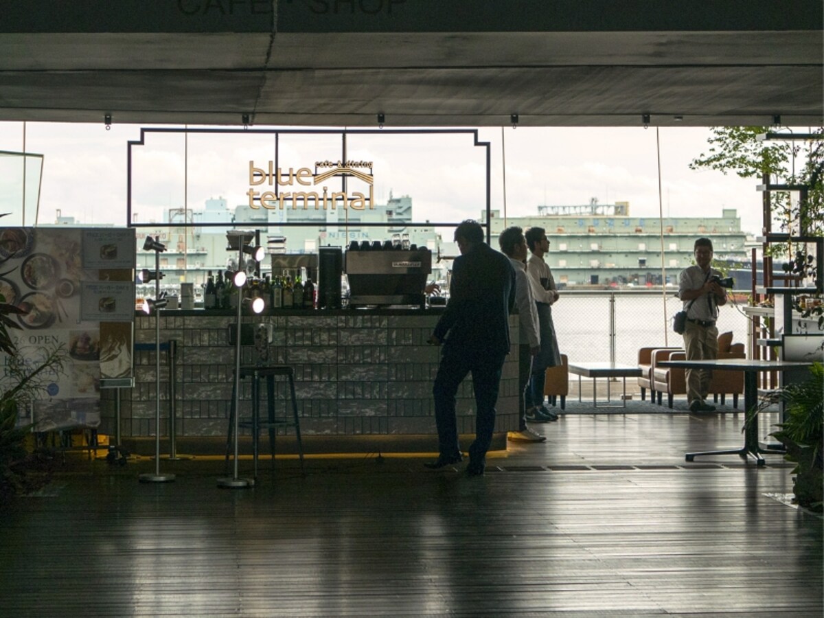 横浜港大さん橋国際客船ターミナル内にオープンした「cafe & dining blue terminal(カフェアンドダイニング ブルーターミナル)(2017年5月24日撮影)