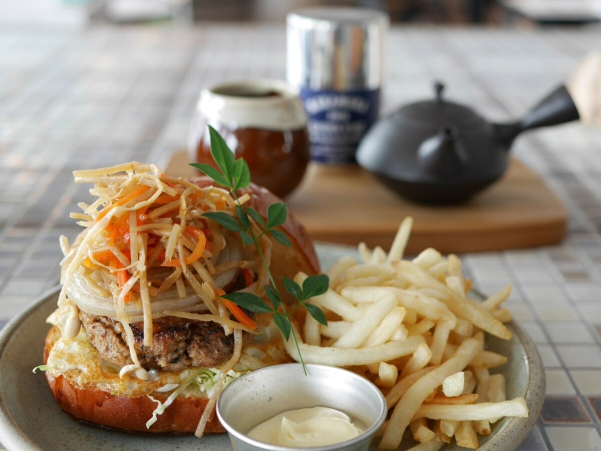 和 burger(1380円)……つくね風パティ、もろみ味噌、きんぴらごぼうなど日本食材を使ったバーガー。東京・蔵前「NAKAMURA TEA LIFE STORE」の煎茶やほうじ茶などの日本茶がピッタリです(2017年5月24日撮影)