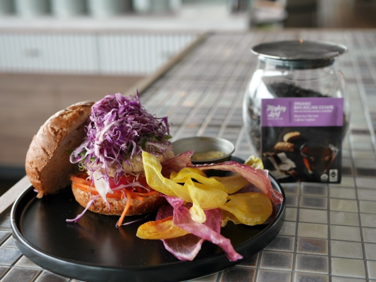 vegetarian burger(1280円)……肉類を一切使用しないヴィーガン対応の、色鮮やかでヘルスコンシャスなハンバーガー。神奈川・三浦野菜のフレッシュな味わいにマッチするのは、アメリカ・サンフランシスコで生まれたティーブランド「Mighty leaf tea」の紅茶(2017年5月24日撮影)