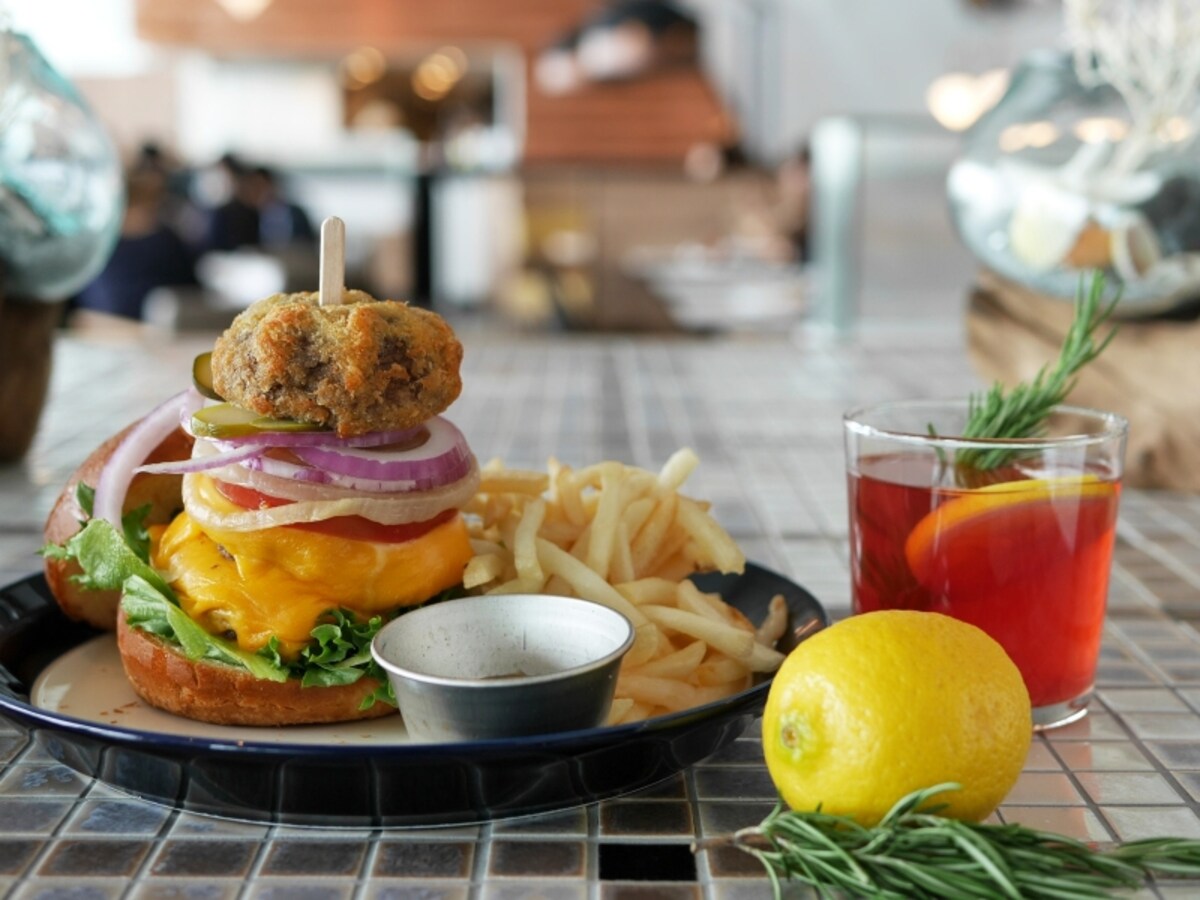 ダブルチーズ burger(1480円)……豪快なダブルチーズのハンバーグにシイタケのフリットがオン。スパイシーでレモンの酸味が後味を軽くする、自家製ローズマリーピンクレモネードがおすすめ(2017年5月24日撮影)