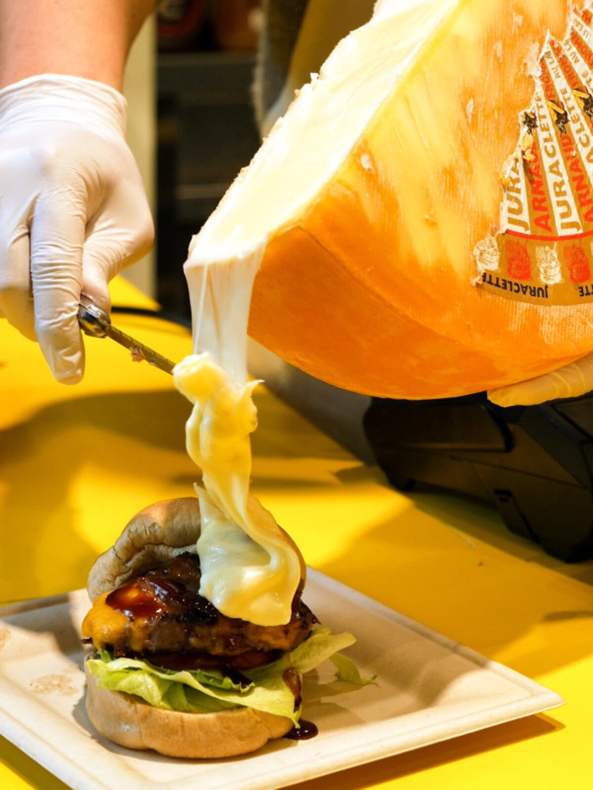 トロトロなラクレットチーズをたっぷりかける「NYCラクレットチーズフォール(+800円)」(2019年3月13日撮影)
