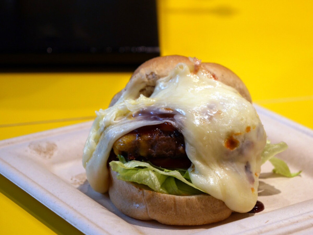 「D.G.M(だいごみ)チーズバーガー(1100円)」にプラス料金でラクレットチーズをトッピング(2019年3月13日撮影)