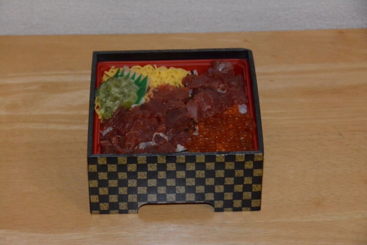 「まぐろいくら弁当」の中身
