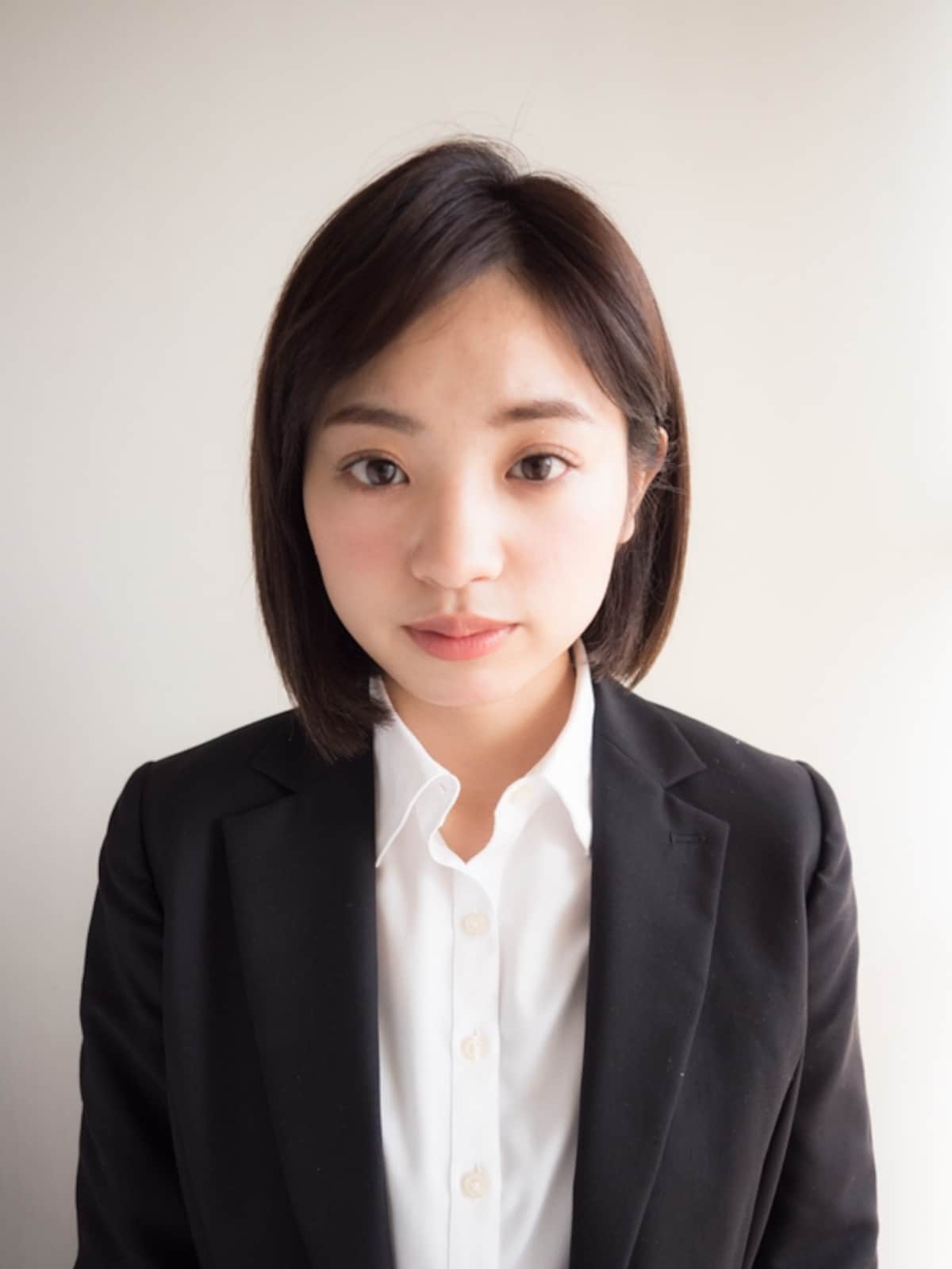 片耳をかけたボブスタイル