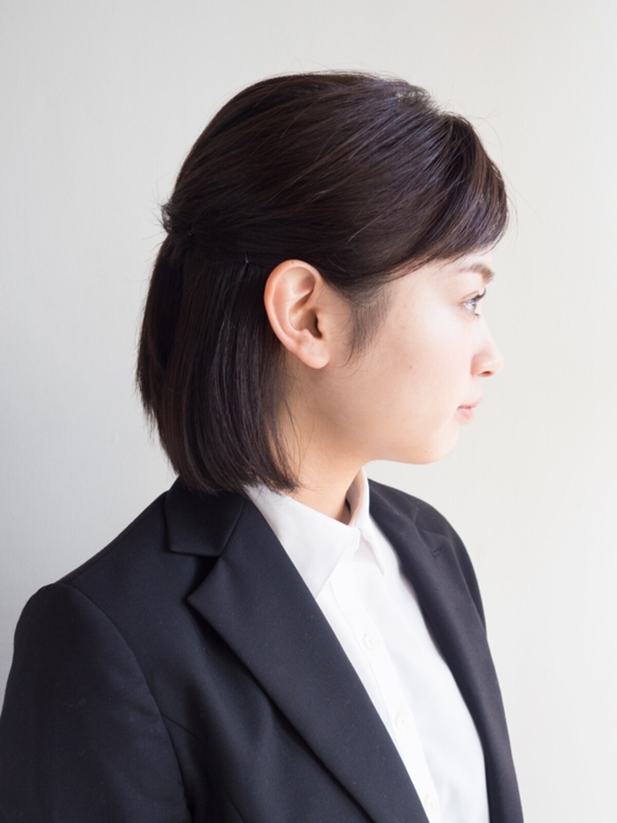 ボブのハーフアップは耳がすっきりと出るので、就活中におすすめ