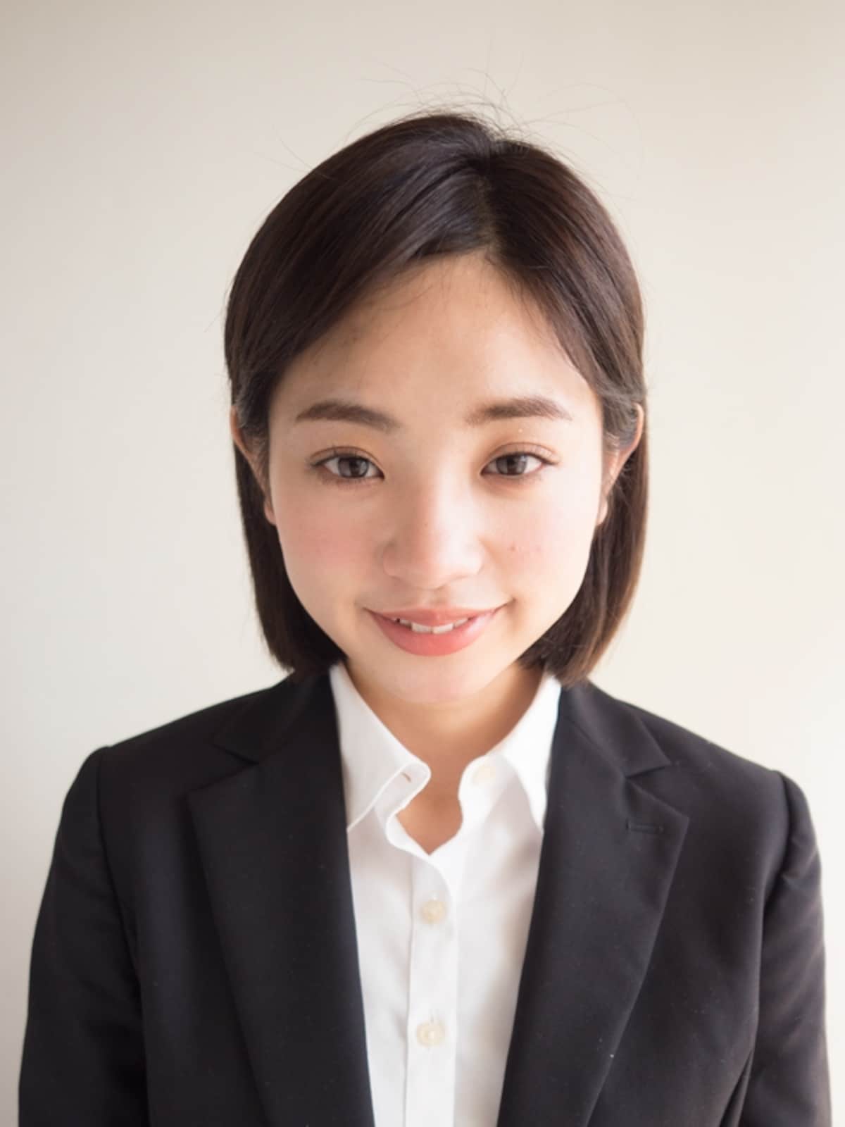 おでこを出し両耳をかけたスタイル