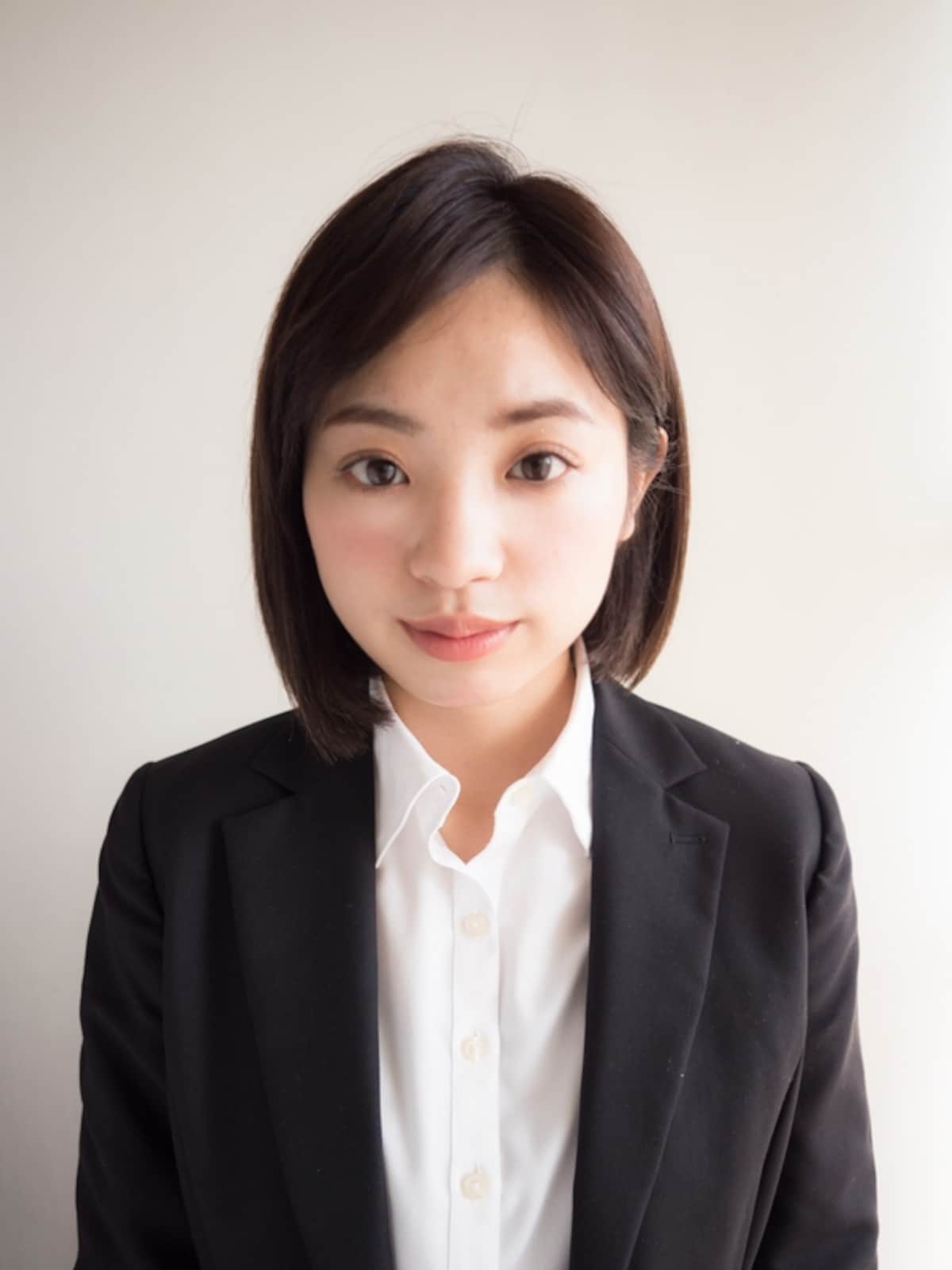 おでこを出し片耳をかけたボブスタイル