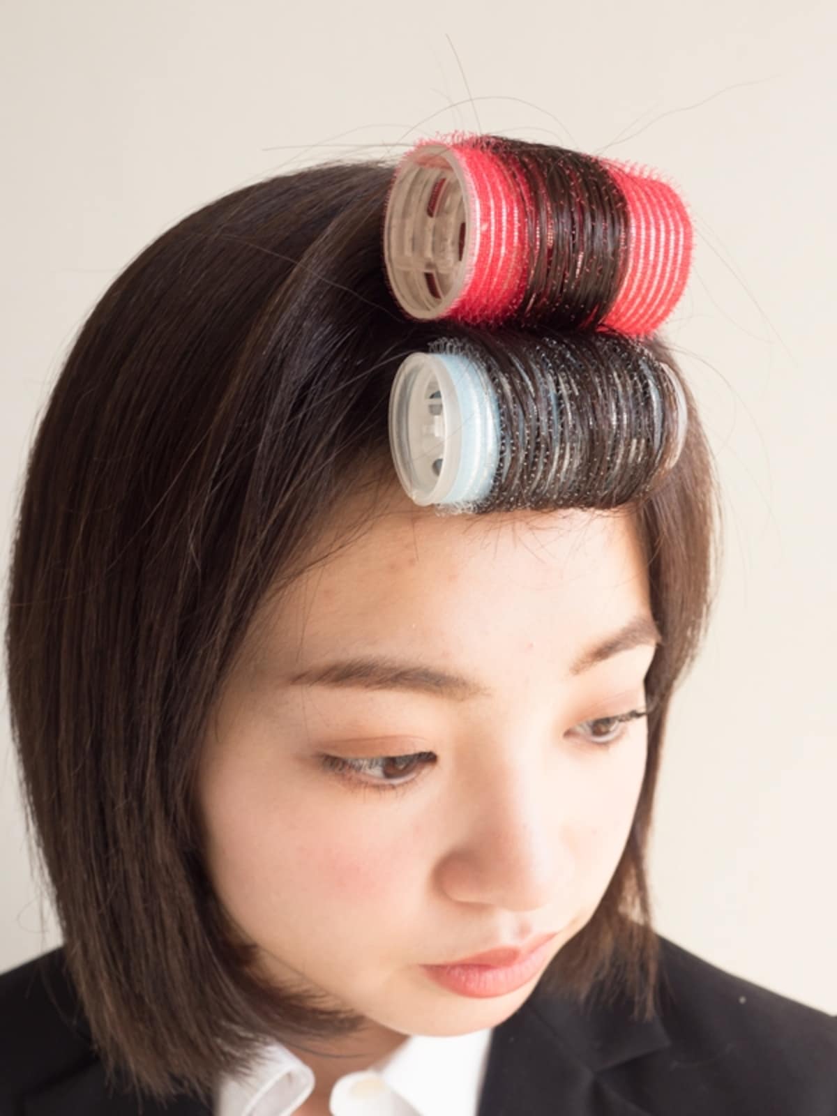 前髪をマジックカーラーで巻く