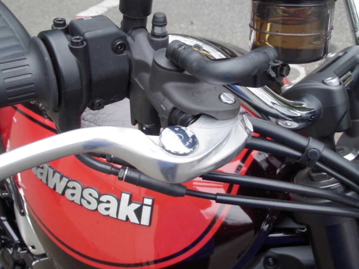 ブレーキ、クラッチレバーは位置が調整できるタイプ。クラッチは大型バイクとは思えないほど軽く操作できる