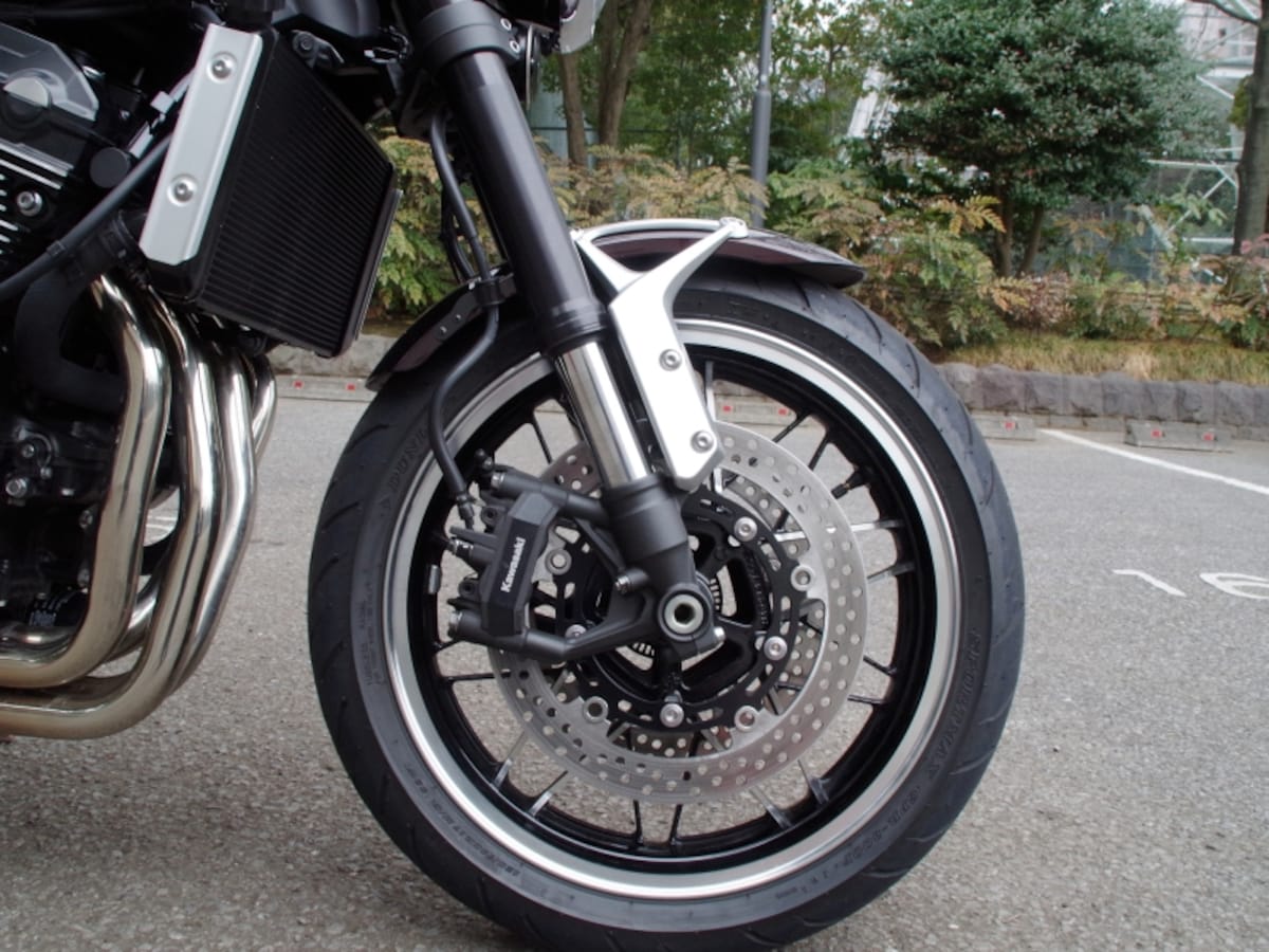 Z900RSにはスーパースポーツバイクでも採用されることが多いラジアルマウントキャリパーを装備している