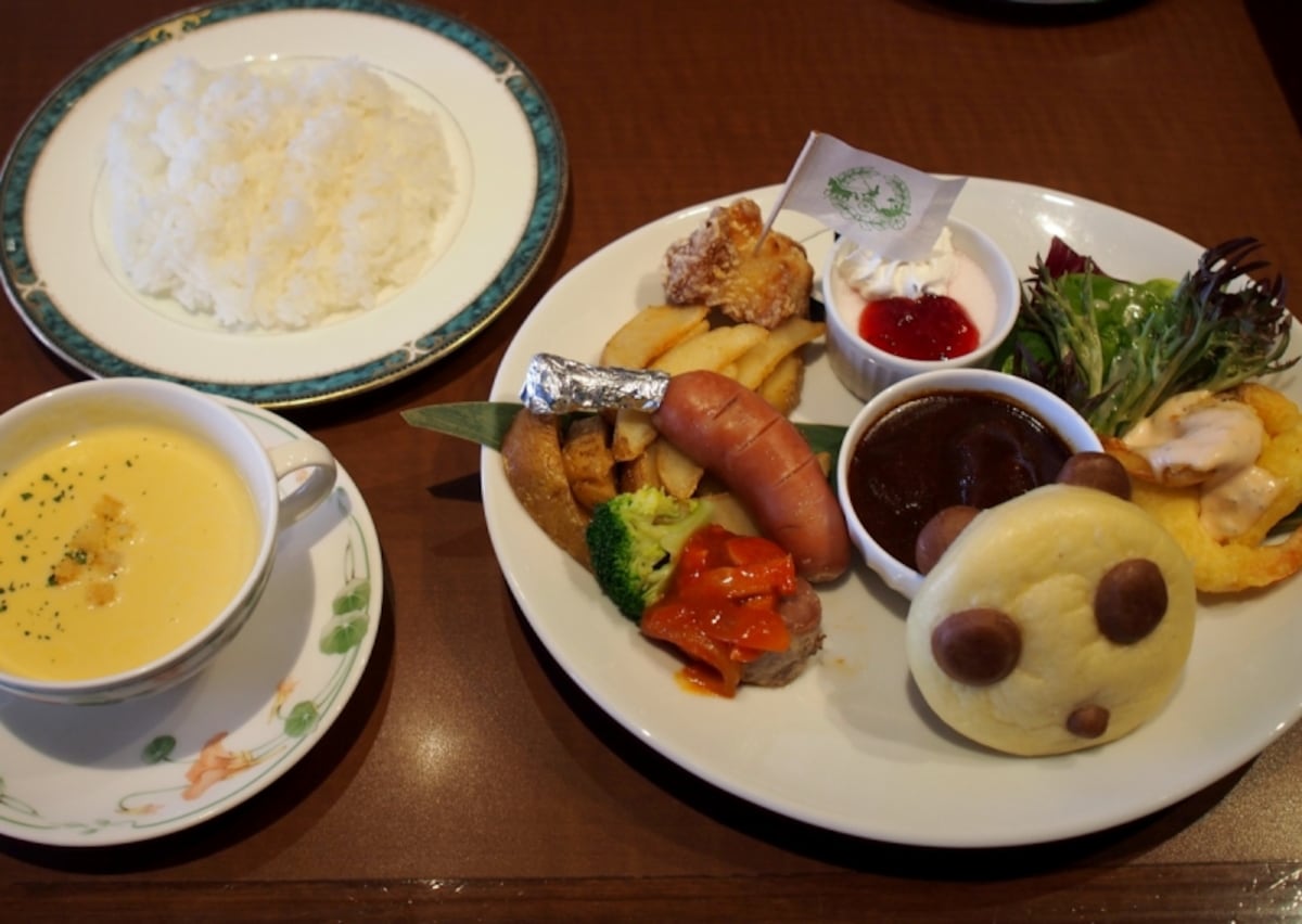 ライスかパンダが選べ、コーヒーか紅茶が付く