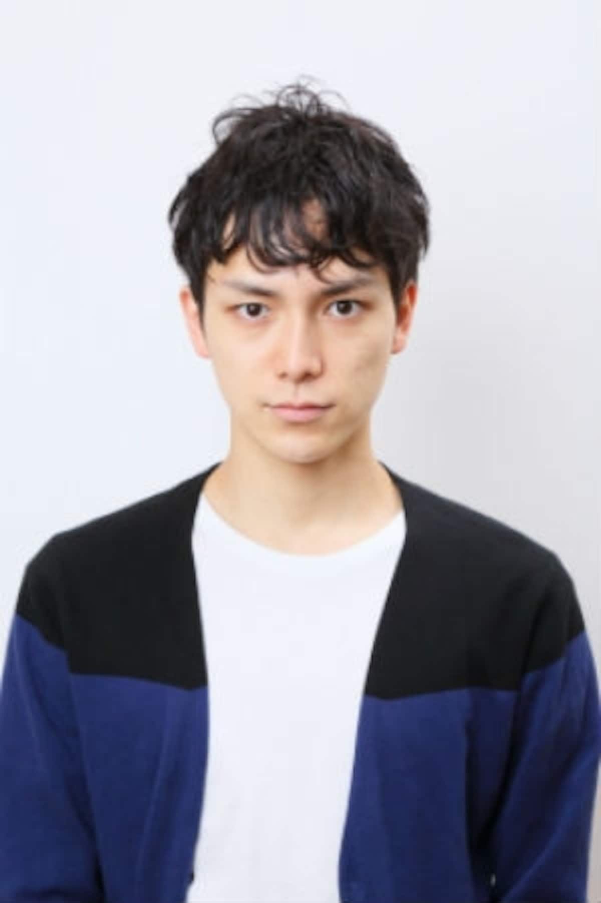 モデルは広崎文講さん。タオルドライ後のやや髪が濡れた状態。こんなにもクセが出ています。