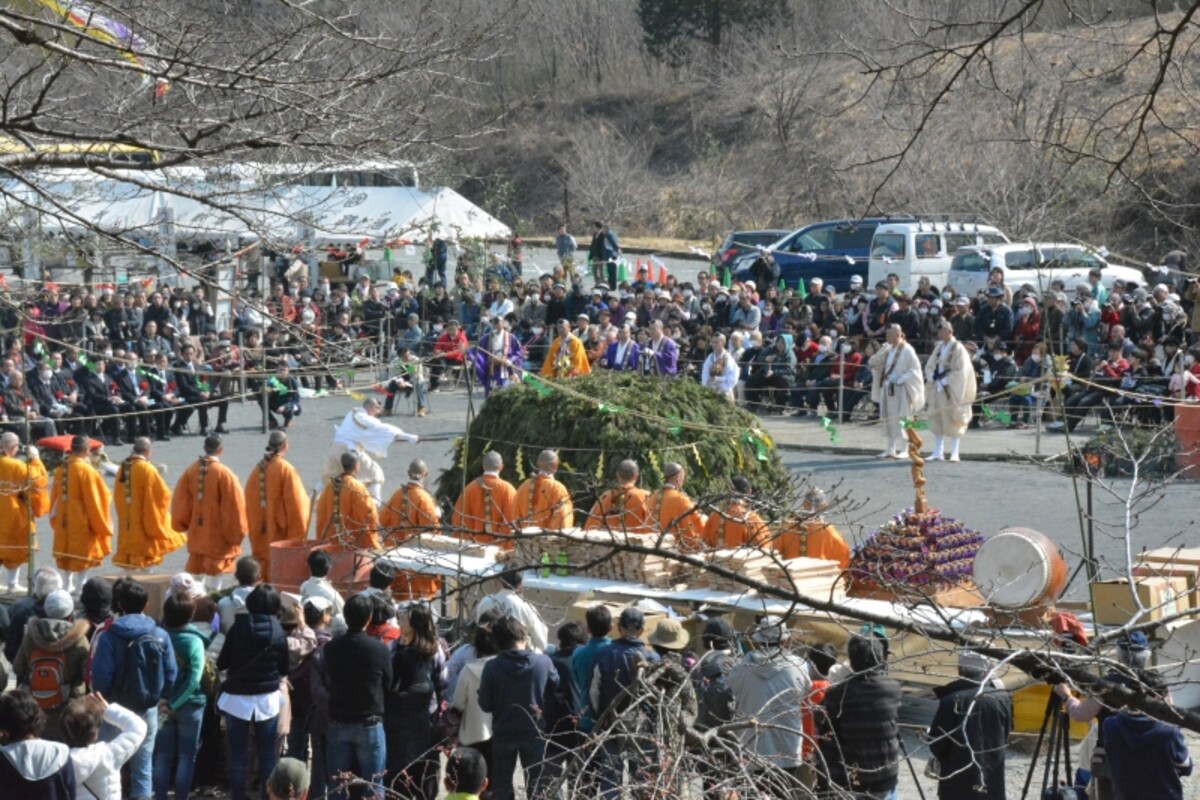 メイン会場で行われる柴燈大護摩供
