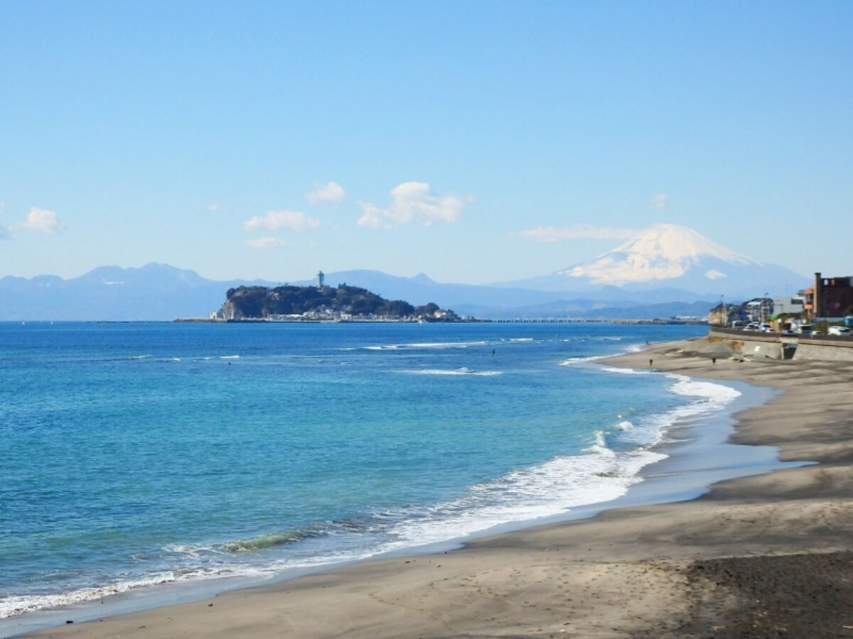 稲村ヶ崎から望む七里ヶ浜、江ノ島、富士山