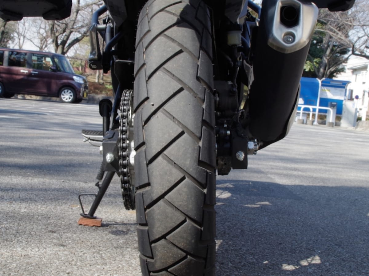 ヴェルシスX250に採用されているタイヤはオフロード性能は低め