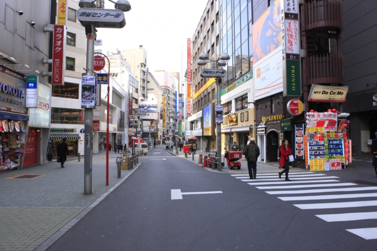 電柱をなくした方が街並みはスッキリして安全に。
