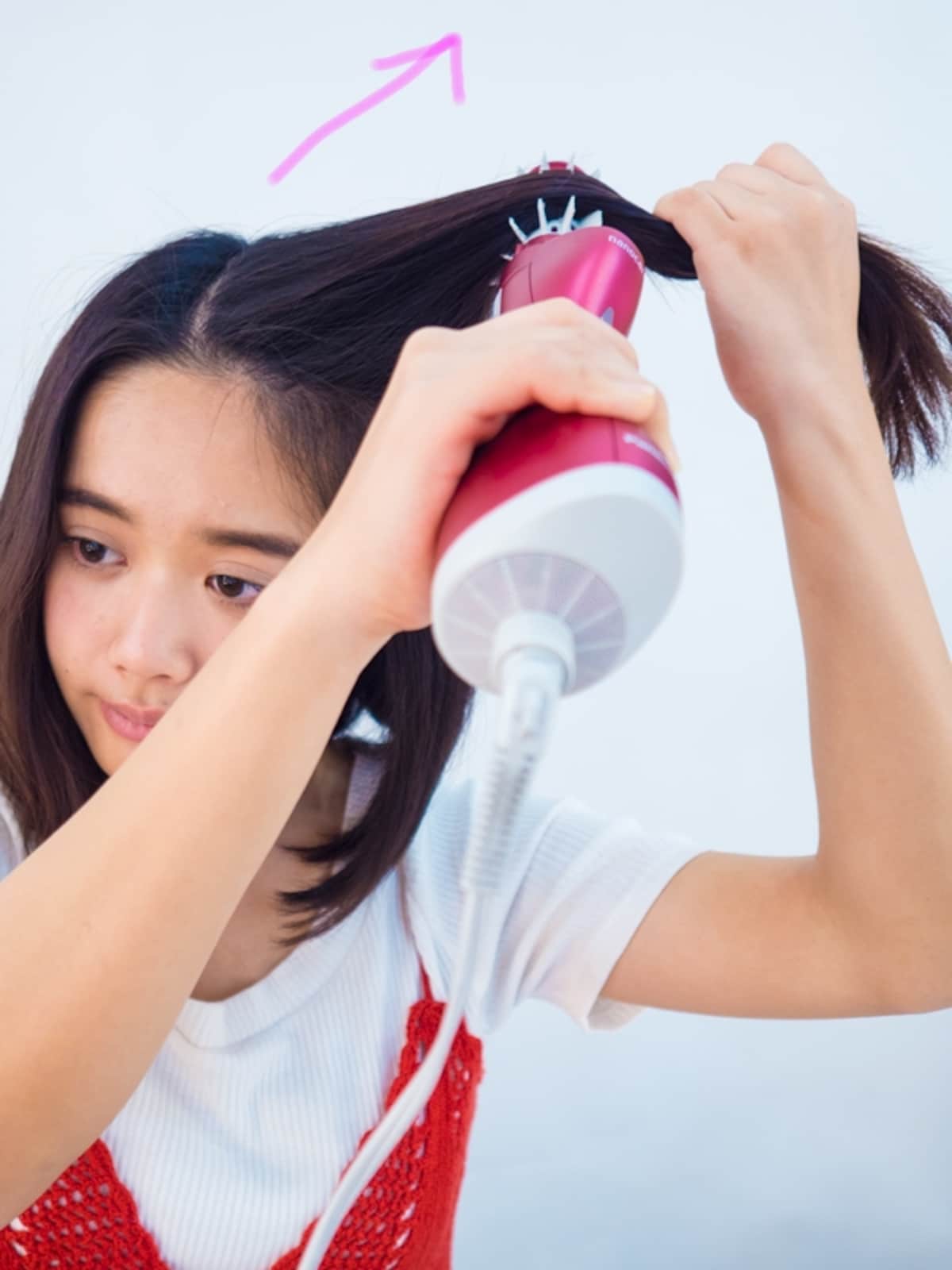 上に引っ張りながら滑らせる