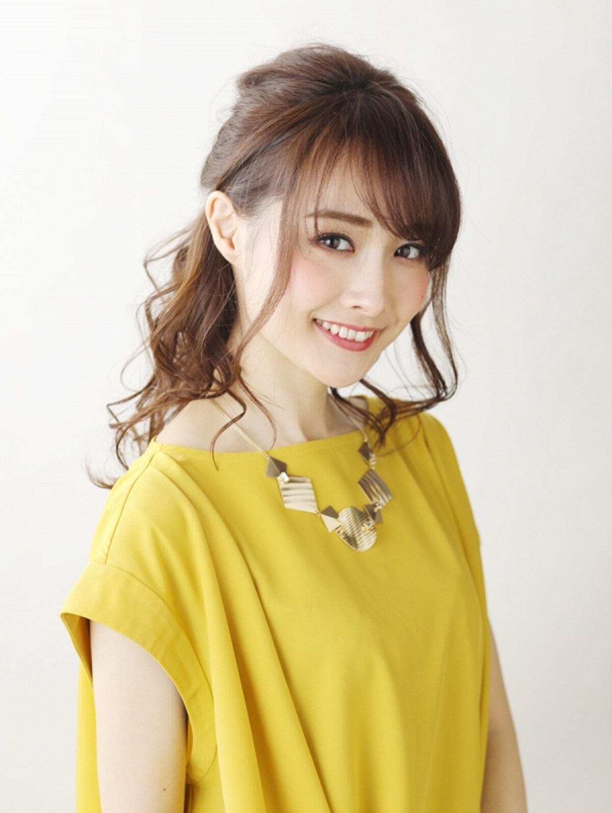 好感度抜群！ミディアムヘアのきれいめハーフアップ