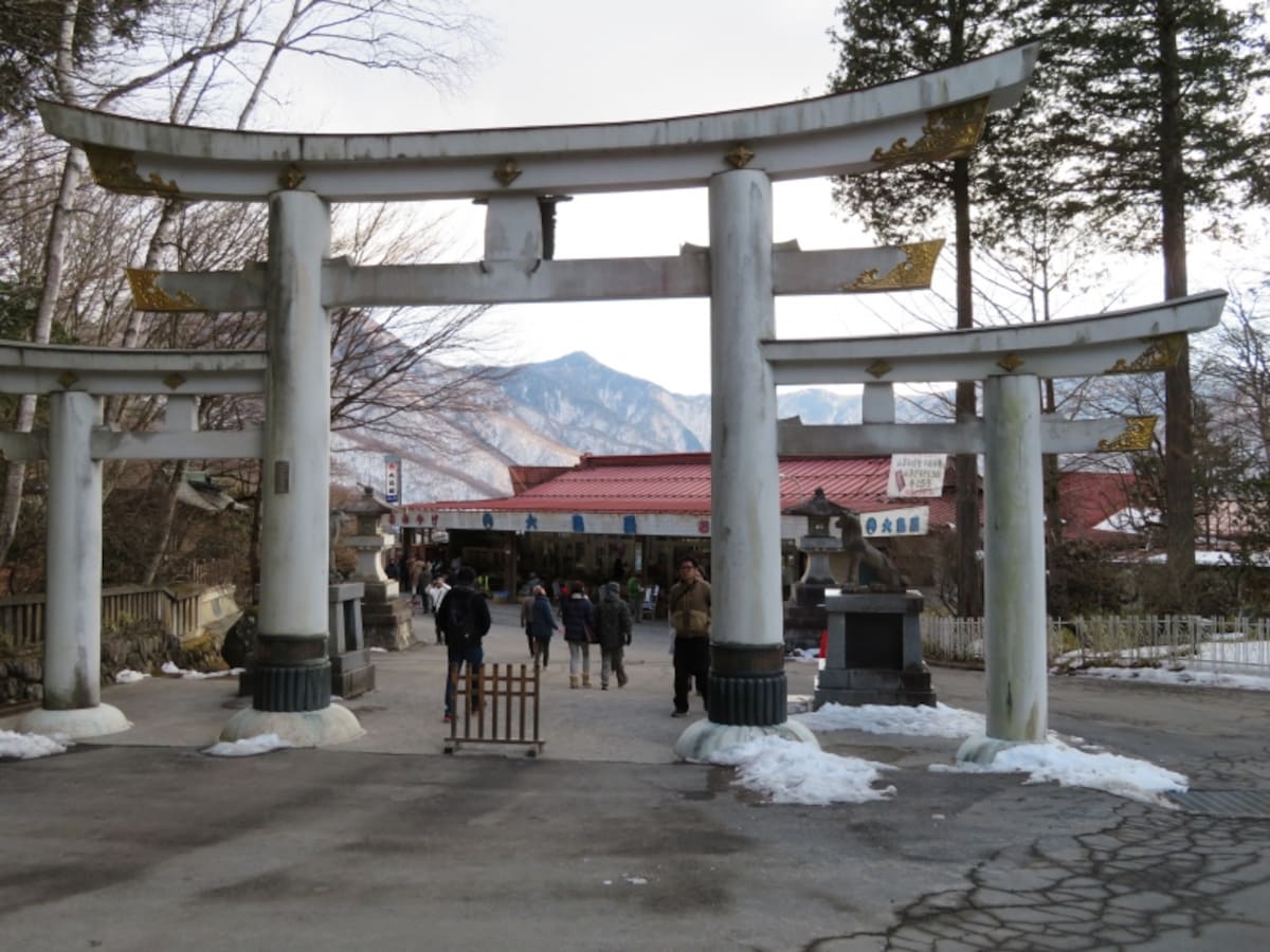 三峯神社の三ツ鳥居の真下に店を構える大島屋