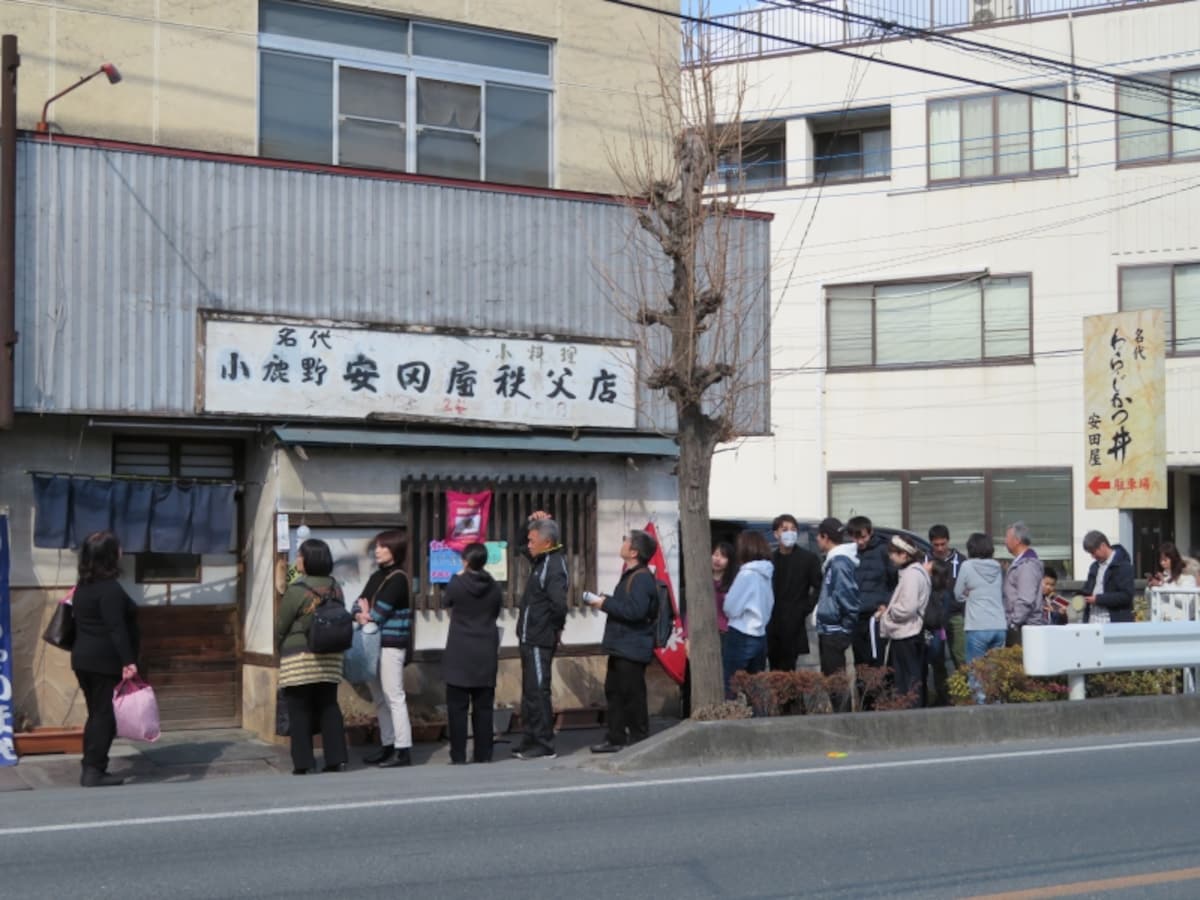 開店30分前には行列ができる安田屋日野田店