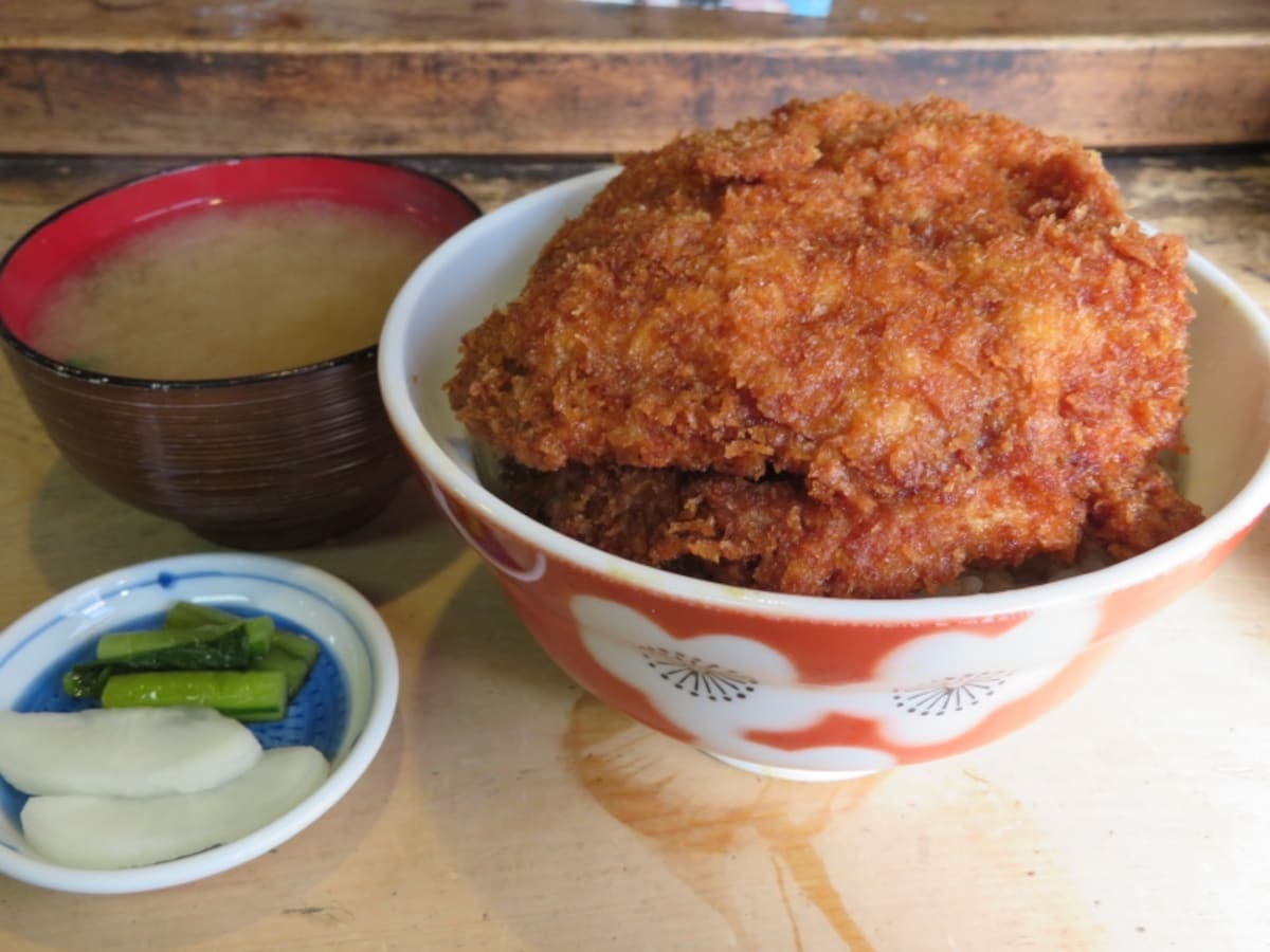 メニューはわらじかつ丼のみの安田屋
