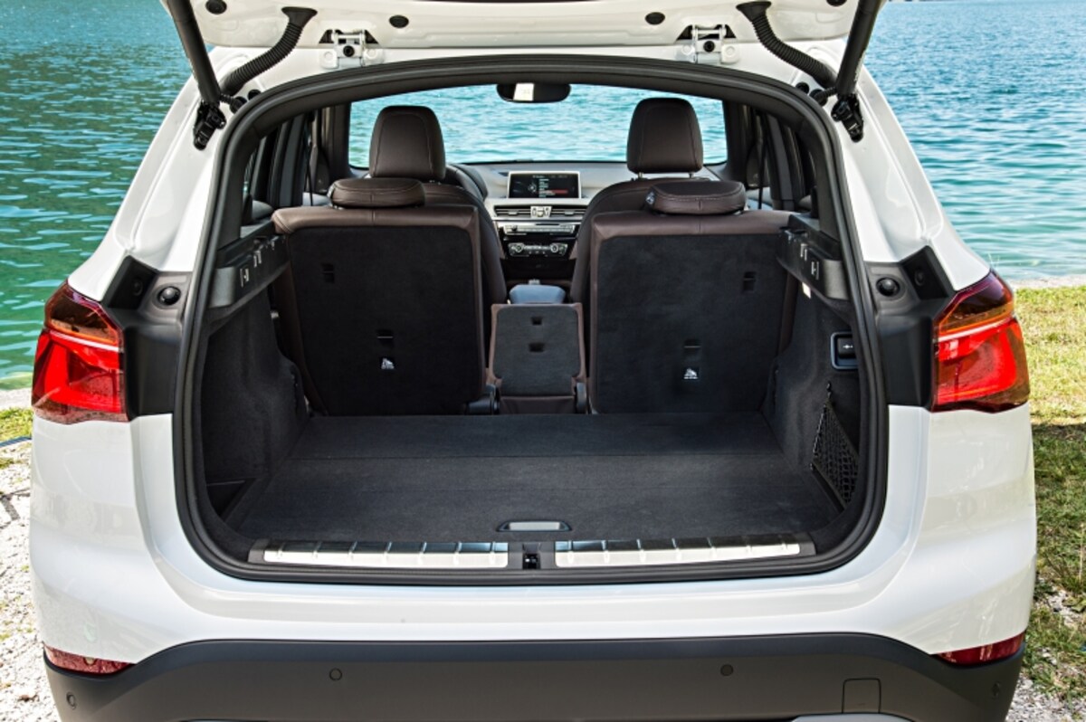 BMW X1 トランクルーム画像