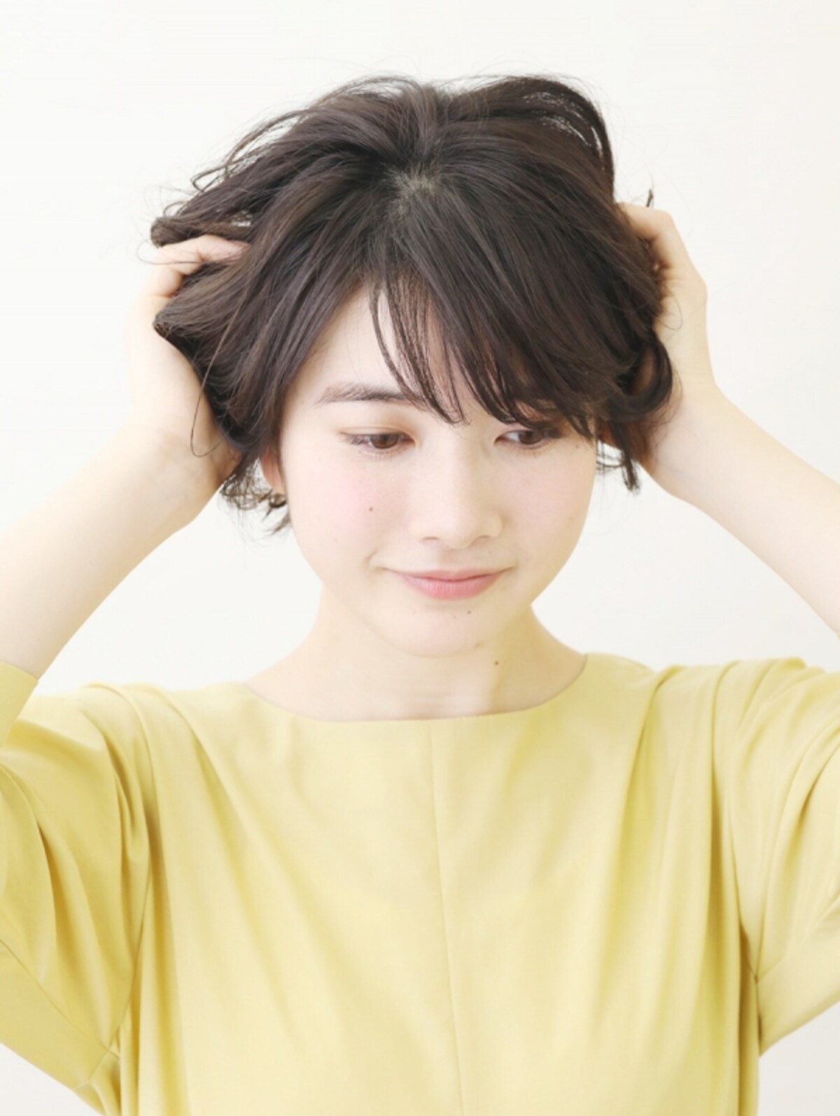 ワックスを揉みこむ【耳かけショートアレンジ】