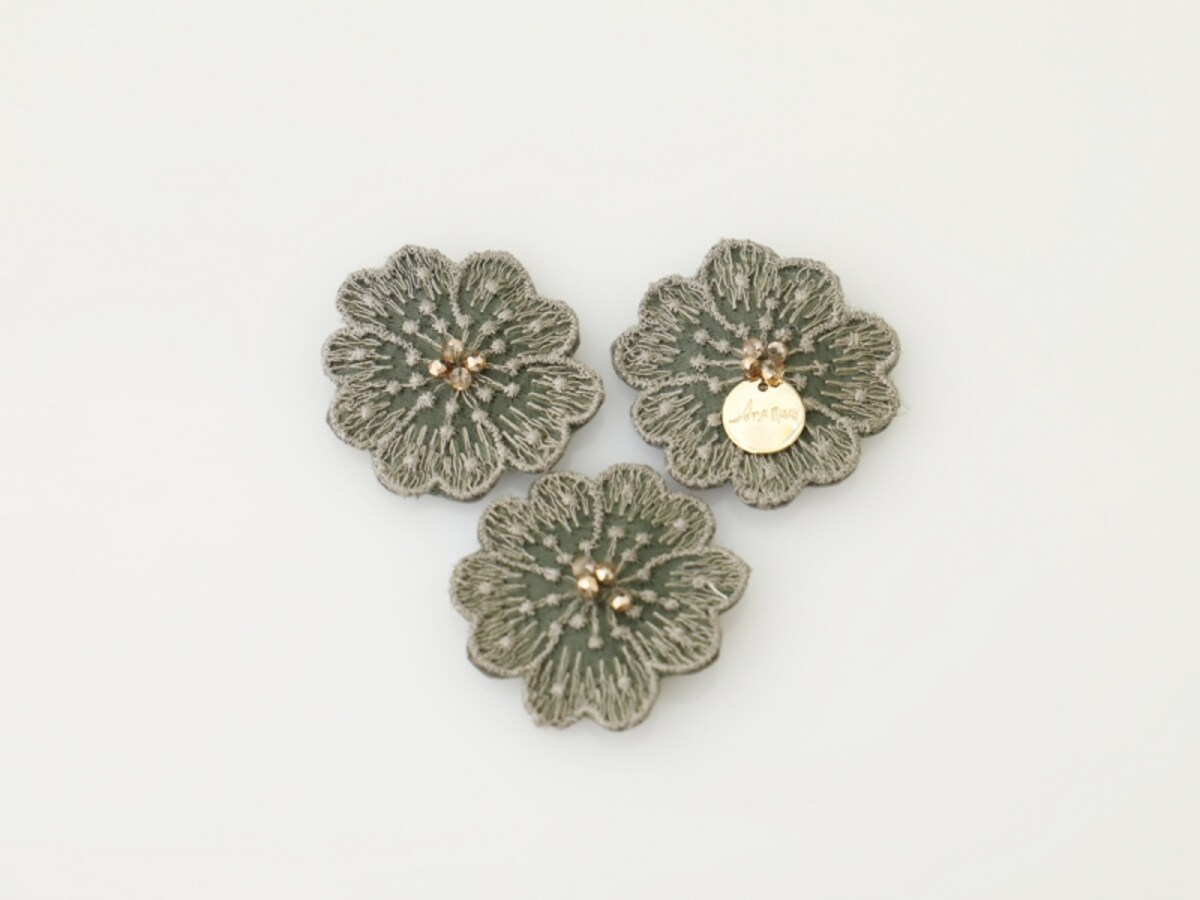 カーキ色のヘアクリップ