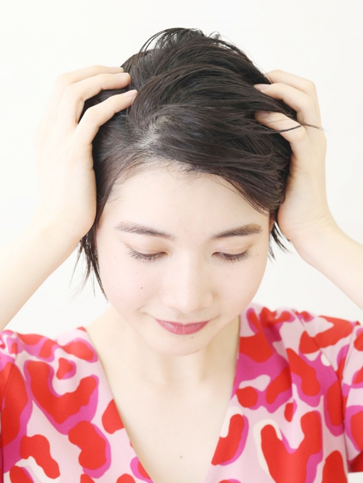 髪全体にグリースを揉みこむ【ヘアグリースでハンサムショートアレンジ】