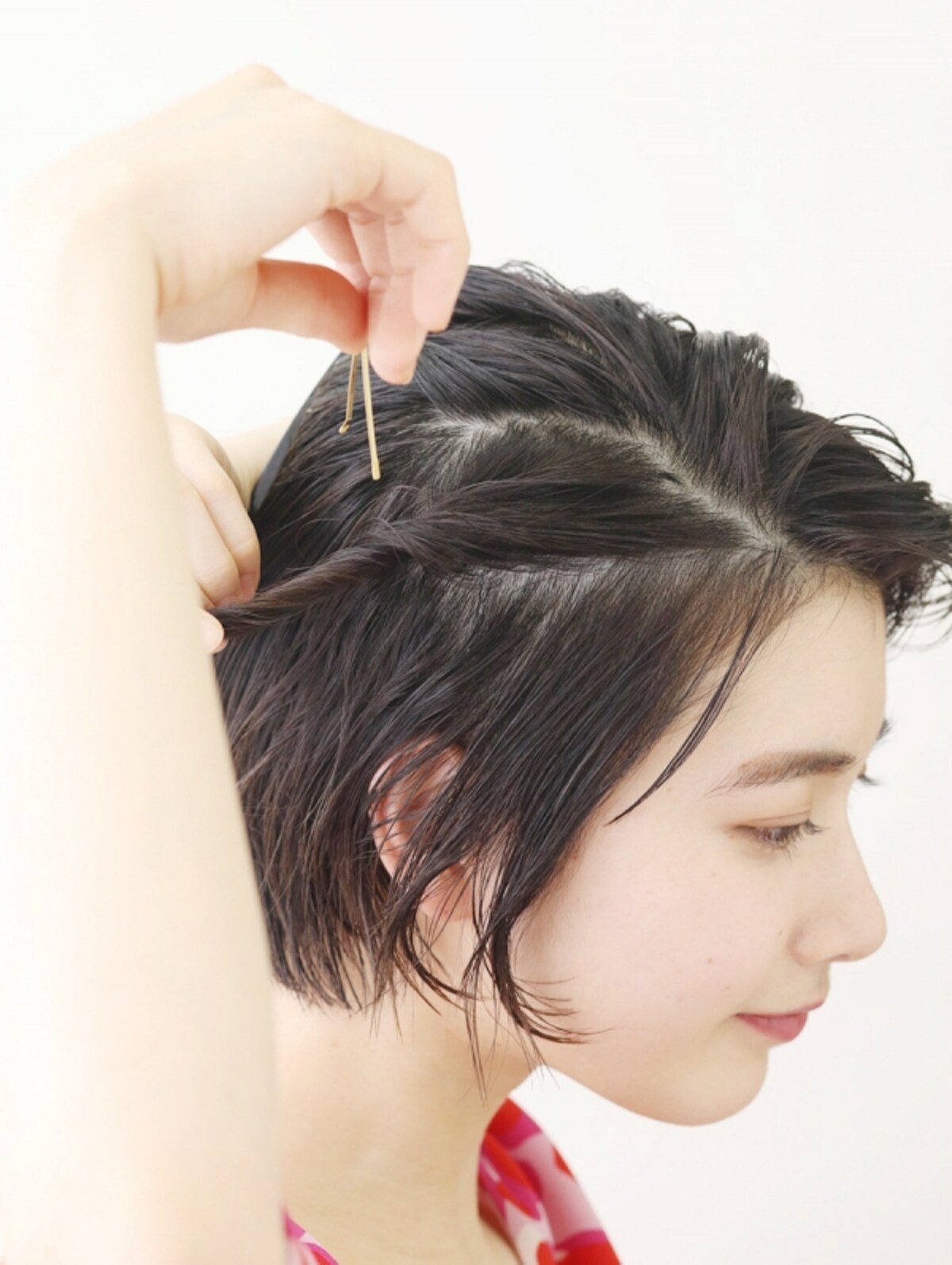 トップの髪をねじってピンで留める【ヘアグリースでハンサムショートアレンジ】