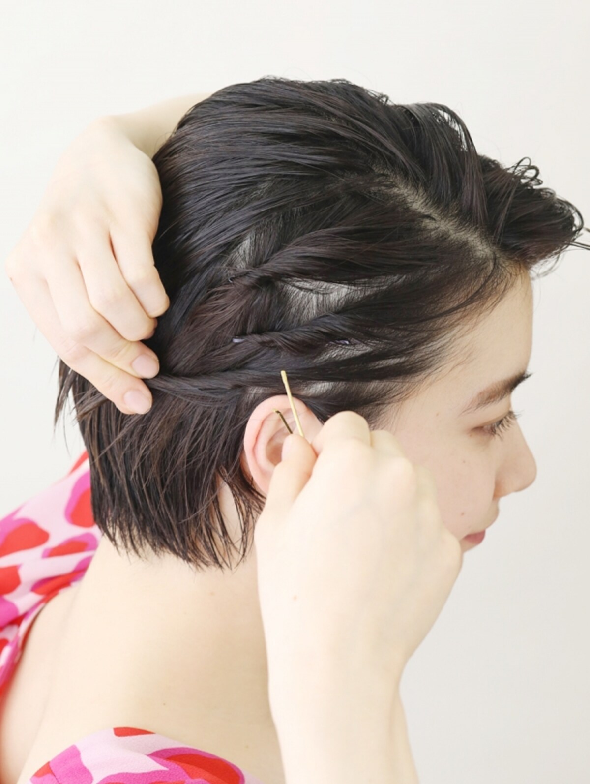 耳のすぐ上の髪をねじってピンで留める【ヘアグリースでハンサムショートアレンジ】