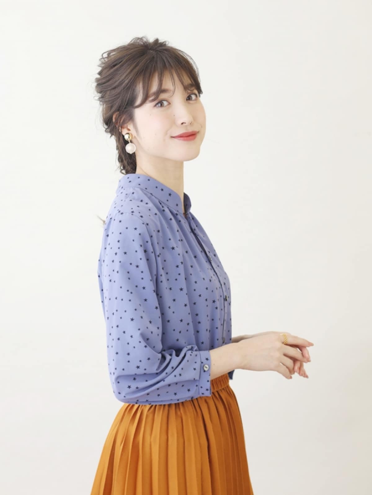 星柄のブルーのブラウスで大人かわいく！